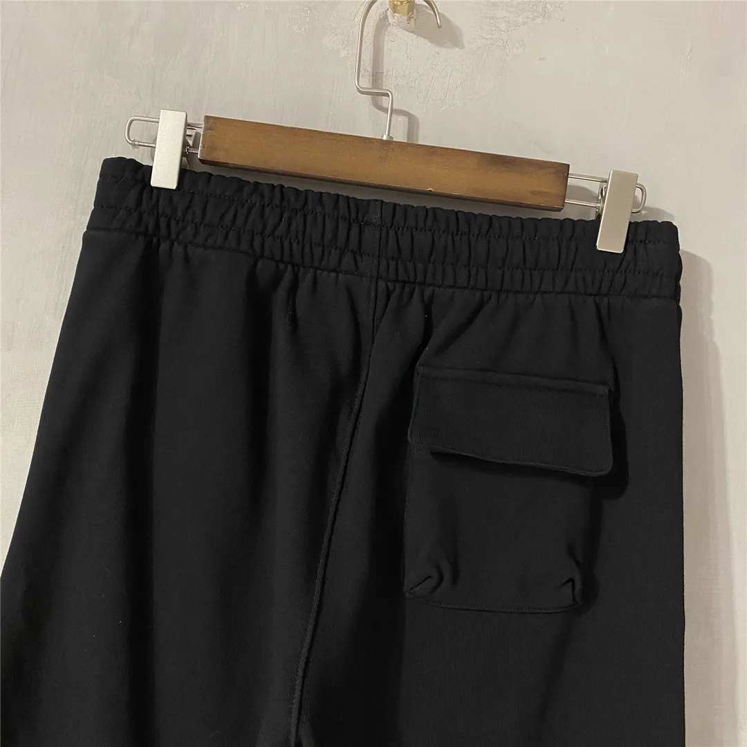 The top tested version for spring and autumn OFF WHITE OW patch bronzing tape arrow sweatpants, the same style pure cotton loose trousers for men and women couples, OW men's and women's loose leg-fitting sports casual pants, with anti-counterfeiting technology on the back, the real over-the-top version, OW yellow glue, obvious signature, unique high street style! The stylized design is printed on a classic frame, and a layer of foundation-colored colloid with a graffiti effect is superimposed on the printing. It is visually very consistent with the theme, as if a layer of tape has been pasted, and the design is brilliant! Heavy, tougher and retro, the main elements are heavily engineered, the micro-profile version is suitable for both men and women, surrounded by more street-style inkjet elements, and the inkjet style of street graffiti is everywhere. The printing is done on a Japanese-owned Mimaki printing machine, with no edges or burrs. Inkjet heat transfer is hot-pressed and cold-teared, and the high temperature is 180 degrees. The front piece needs to be pressed twice (the second time requires 180kg of air pressure). The transparent fabric pattern is anti-scratch and ironing, and the printing does not fog up. The semi-transparent tape in the front circle can reveal the covered part of the printing below. The color of the golden printing on the tape is not a flat color, and the colors of the tape printing are different in depth. The wash label is also customized according to the original font from the company. The accessories still use the full line of correct accessories. The rectangular woven collar label design has canceled the previous three-dimensional silicone feel font and changed it to a fully woven collar label. You can see fluorescent fonts on the collar label. The five-link silicone hang tag, the three-link washable label and the zebra crossing packaging line are still the same. Size chart Hips 56, recommended 120-150 catties M pants length 104 waist 80 hips 58 recommended 150-170 catties L pants length 106 waist 82 hips 60 recommended 170-190 catties (the waist is elastic and can be enlarged) Color: Black White P: 360